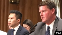 美國國防部亞太安全事務助理部長薛瑞福（右）答覆議員質詢(美國之音鍾辰芳拍攝)