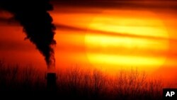 火力發電廠的煙囪排放出弄弄黑煙。