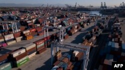 2021 年 10 月 15 日拍攝的空拍影像顯示了加州聖佩德羅洛杉磯港的貨運貨櫃。