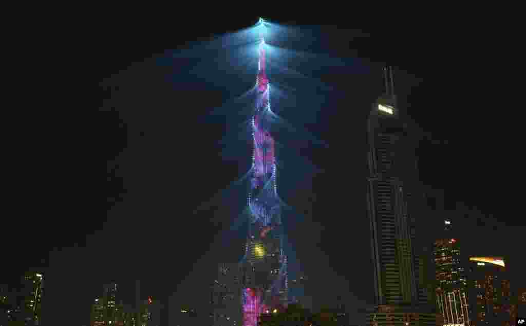 2018年1月1日,阿拉伯聯合酋長國迪拜舉行LED照明展,照亮世界第一高樓哈利法塔慶祝新年到來。