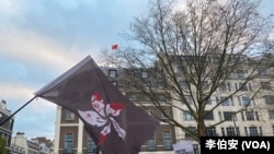 “對專制說不”：抗議者在寒風中高喊口號，展示國際社會對香港民主鬥爭的支持。（李伯安/美國之音）