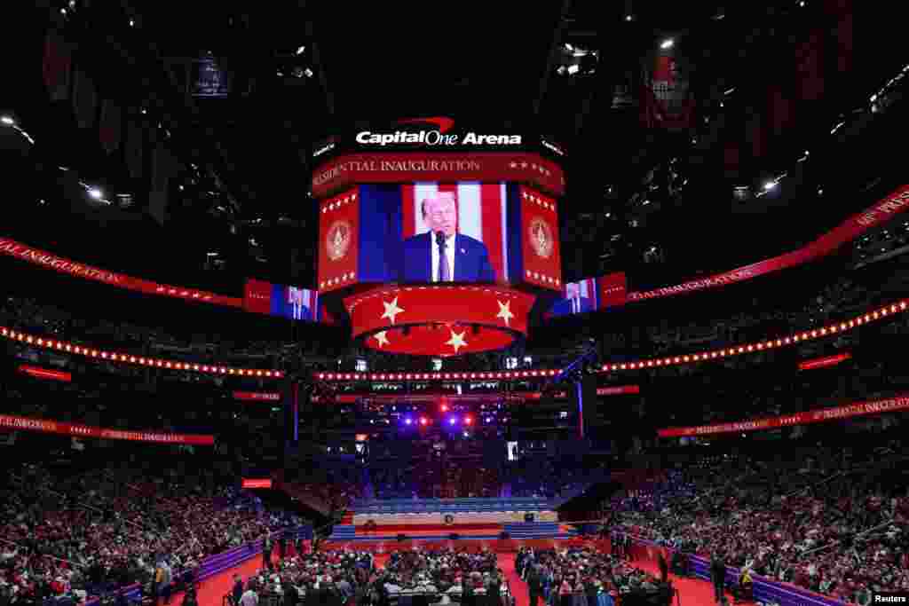 O Presidente dos EUA, Donald Trump, aparece no ecrã no dia da tomada de posse do seu segundo mandato Presidencial, no interior do Capital One, em Washington, a 20 de janeiro de 2025.