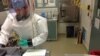 资料照片：病毒学专家斯宾塞·斯通尼尔在位于马里兰德特里克堡的陆军传染病医学研究院的生物安全四级实验室中处理埃博拉样本。(2014 年12月11日)