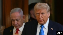2025年2月4日，美國總統唐納德·特朗普(Donald Trump)和以色列總理本雅明·內塔尼亞胡（Benjamin Netanyahu）抵達華盛頓特區白宮東廳舉行記者會。