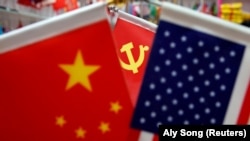 美國、中國國旗和中共黨旗 