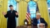 Prezidan Donald Trump koute pandan Elon Musk pale nan Biwo Oval Lamezonblanch la, 11 Fevriye 2025 nan Washington. 