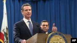 Con el acuerdo, los adultos de bajos ingresos de entre 19 y 25 años que viven en California sin autorización podrían tener acceso al Medicaid.