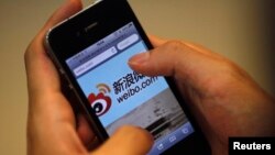 用戶使用手機客戶端登陸新浪微博。