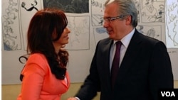 La presidenta de Argentina, Cristina Fernández, saluda al juez español Baltasar Garzón.