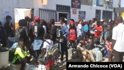 Passageiros com destino Lubango retidos na estação de autocarros devido à greve dos motoristas no Namibe. 1 de Abril 2021