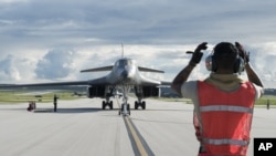 괌 앤더슨 공군기지에서 임무를 마친 B-1B '랜서' 전략폭격기가 이동하고 있다.