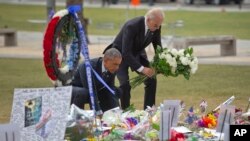 美國奧巴馬總統及副總統拜登週四為‘脈動’夜總會屠殺中的受害者獻花表哀悼。