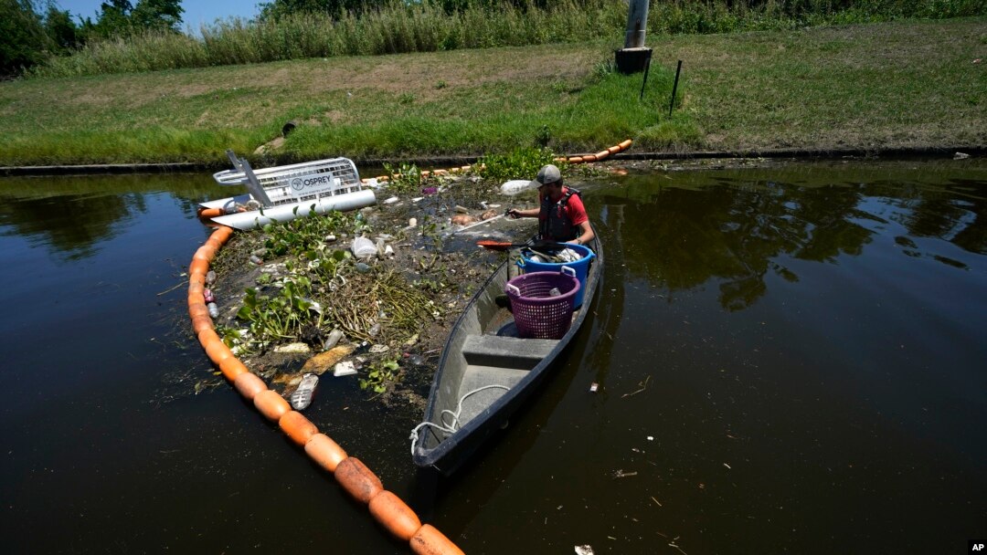 Jack Bates, de la Osprey Initiative, recoge en un río de Nueva Orleáns basura atrapada por la firma Litter Gitter, una de numerosas iniciativas que tratan de evitar que los desechos plásticos lleguen a los océanos. Foto del 27 de mayo del 2022. Foto AP.