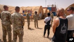 美國空軍發佈的圖片顯示，美國駐尼日爾部隊指揮官艾克曼少將在尼日爾的“101空軍基地”與軍人交談。(2024年5月30日)