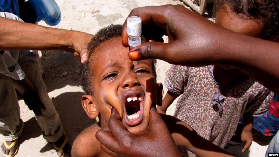Ana diga ma wani yaro maganin rigakafin cutar Polio a Mogadishu, babban birnin Somaliya.