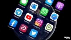 包括 Parler, Facebook, Twitter 等在內的電話應用程式