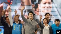 在2022年11月26日舉行的九合一選舉中，“蔣家後代”蔣萬安（中）以高票當選台北市長。