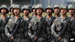 中國人民解放軍駐香港部隊士兵呼喊口號接受中國國家主席習近平在香港石崗營地的檢閱。（2017年6月30日） 