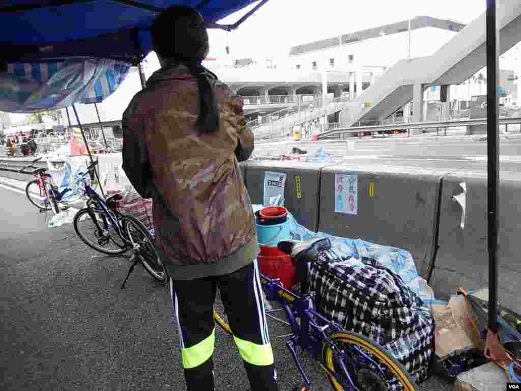 16歲的金鐘佔領區義工、中學五年級學生Christina表示,會留守到警方清場,不怕被警察拘捕