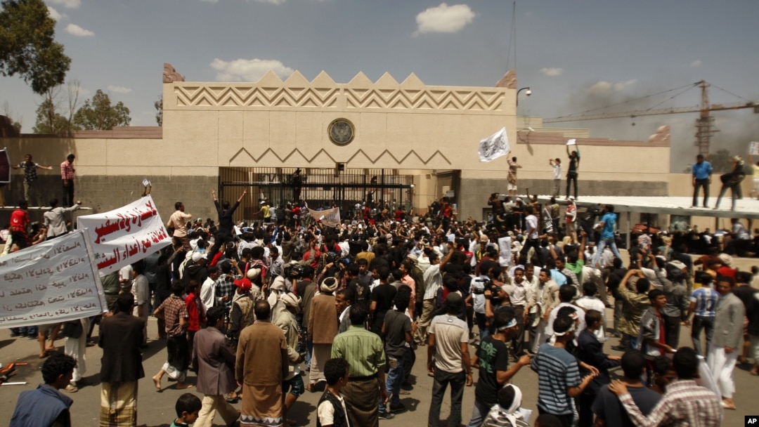 Este jueves, alrededor de dos mil personas atacaron la embajada estadounidense en Yemen, dando como causa de su enojo el video.