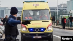 Una ambulancia llega al aeropuerto de Bruselas.