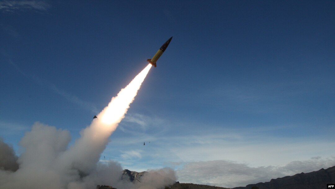 2021年12月14日，美國陸軍在新墨西哥州靶場對陸軍戰術導彈系統(ATACMS)進行實彈測試。美國總統拜登已授權烏克蘭使用美國遠程飛彈打擊俄羅斯境內的軍事目標。 (美國國防部／法新社發佈)