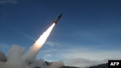 2021年12月14日，美國陸軍在新墨西哥州靶場對陸軍戰術導彈系統(ATACMS)進行實彈測試。美國總統拜登已授權烏克蘭使用美國遠程飛彈打擊俄羅斯境內的軍事目標。 (美國國防部／法新社發佈)