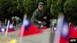 2024年10月25日在金門古寧頭戰役75週年紀念儀式上，台灣軍人在公墓中敬香。