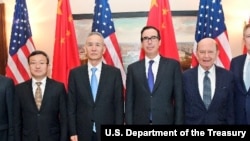 美國高官和中國貿易代表團成員在華盛頓合影，右起：美國貿易代表羅伯特·萊特希澤，美國商務部長威爾伯·羅斯，美國財政部長史蒂文·努欽，中國副總理劉鶴（ 2018年5月17日, 努欽推特圖片）。