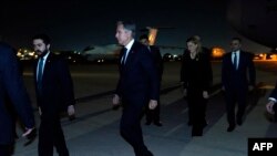2023年10月13日，美國國務卿布林肯在以色列舉行會晤後抵達安曼走向他的車隊。（法新社照片）
