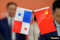 中國和巴拿馬兩國官員簽署貿易協議期間，中國與巴拿馬國旗被擺放在桌上。 （2024年8月26日）