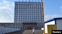 位於中國黑龍江省與俄羅斯邊境地區的綏芬河市為醫治新冠病人把一座辦公樓改建為臨時醫院（2020年4月12日）
