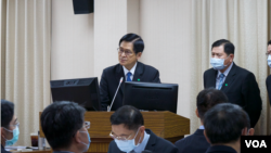 台灣國防部長嚴德發解釋後備改革方案。 (美國之音黃麗玲2020年10月22日攝)