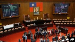 民進黨立法委員宣誓就職後在立法院會場合影。 （2016年2月1日）