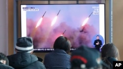 南韓首爾火車站的民眾在觀看北韓再次發射火箭的電視新聞。（2020年3月9日）