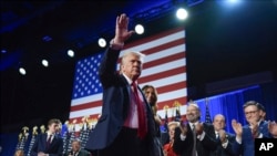 2024 年 11 月 6 日,共和黨總統候選人、前總統特朗普(Donald Trumo)在佛羅里達州西棕櫚灘棕櫚灘會議中心舉行的選舉守夜派對上揮手致意。