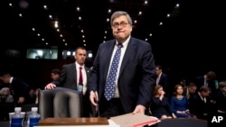 El nominado a fiscal general, William Barr, vuelve de un descanso en su audiencia ante el comité judicial del Senado. 
