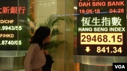 香港股市去年中受美中貿易戰影響一度大幅下跌。 （美國之音湯惠芸）
