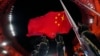 中國國旗在舉行北京冬奧會開幕式的國家體育館升起。（2022年2月4日）