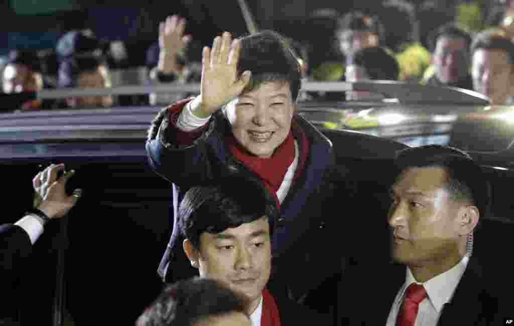 19일 한국 대통령 선거에서 당선이 확정된 새누리당 박근혜 당선자가, 서울 당사에 도착해서 지지자들에게 손을 흔들고 있다.