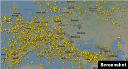 Skrinšot prikaza letova iznad Evrope sa sajta Flajt radar 24, nakon napada Rusije na Ukrajinu i upozorenja zvaničnika EU za avio-saobraćaj da je letenje inad Ukrajine nebezbedno, 24. februara 2022. (Flightradar24.com)