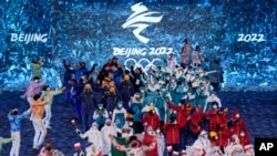 2022年2月20日，各國體育代表團參加北京冬奧會的閉幕式（美聯社）。
