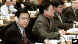 2001年12月19日，中國首席貿易談判代表龍永圖（最左）出席在瑞士日內瓦舉行的世界貿易組織總理事會會議。這是中國作為世貿組織新成員首次出席世貿組織會議。（美聯社照片）