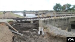 Linha férrea destruída pelas cheias no Chokwe em 2013