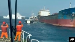 Fotografi e publikuar nga Roja Detare e Tajvanit ndërkohë që anijet e saj po bëheshin gati të futeshin tek anija për transportin e mallrave me flamurin e Togos, që dyshohet se dëmtoi një kabllo komunikimi nën det më 25 shkurt, 2025/Via AP