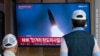 17일 한국 서울역에 설치된 TV에서 북한 탄도미사일 발사 관련 보도가 나오고 있다.