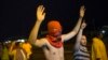 Manifestanes con las manos en alto protestan la muerte de Michael Brown.