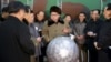 김정은 북한 국방위원회 제1위원장이 핵무기 연구 부문 과학자, 기술자들을 만나 핵무기 병기화 사업을 지도하는 모습을 지난 9일 조선중앙통신이 보도했다. 사진 아래쪽에 핵탄두 기폭장치 추정 물체가 보인다. (자료사진)