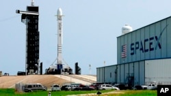 SpaceX設計並製造的獵鷹9號運載火箭在佛羅裡達州甘迺迪太空中心等待發射。（2020年6月26日）