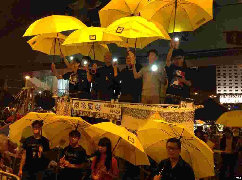 萬人雲集金鐘佔領區紀念佔領運動滿月 (美國之音圖片/海彥拍攝 )